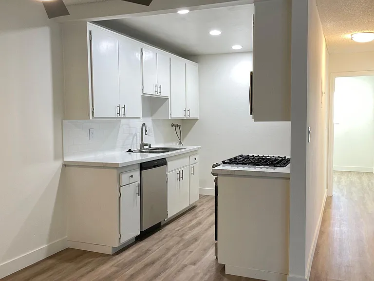 2+1.5 Flat kitchen/hall *Floor plans are digital renderings. All dimensions are approximate. Actual product and specifications may vary in dimension or detail. Not all features are available in every apartment.
