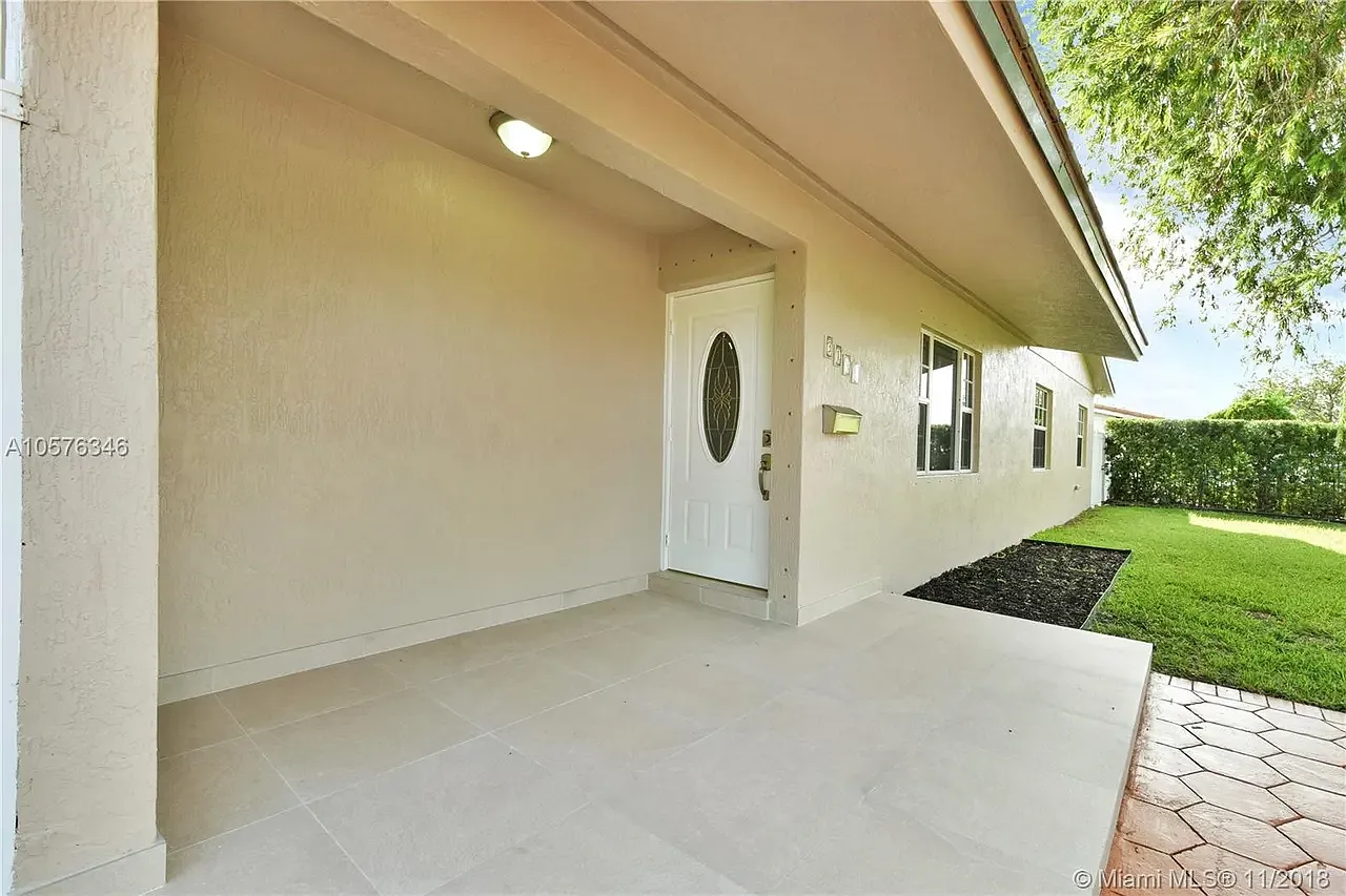 Village Green Dr, Miami — Photo 2