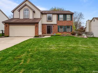 4325 Heatherstone Dr, Waterford, MI 48329