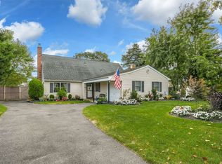 33 Thunder Rd, Holbrook, NY 11741