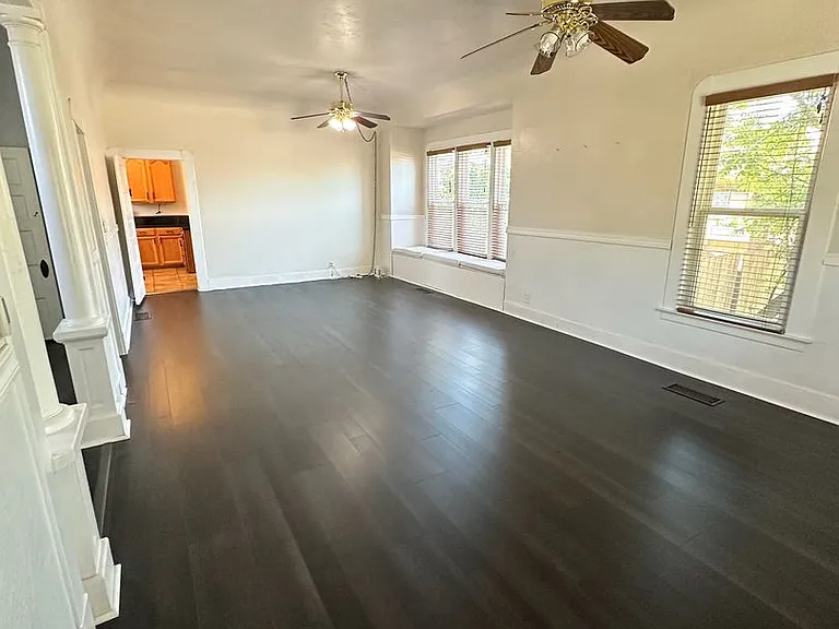 323 W Myrtle St — Photo 5