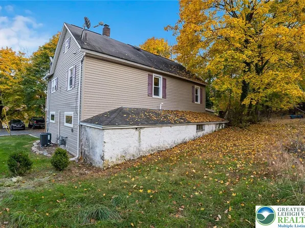 35 Maple St, Roseto, PA 18013