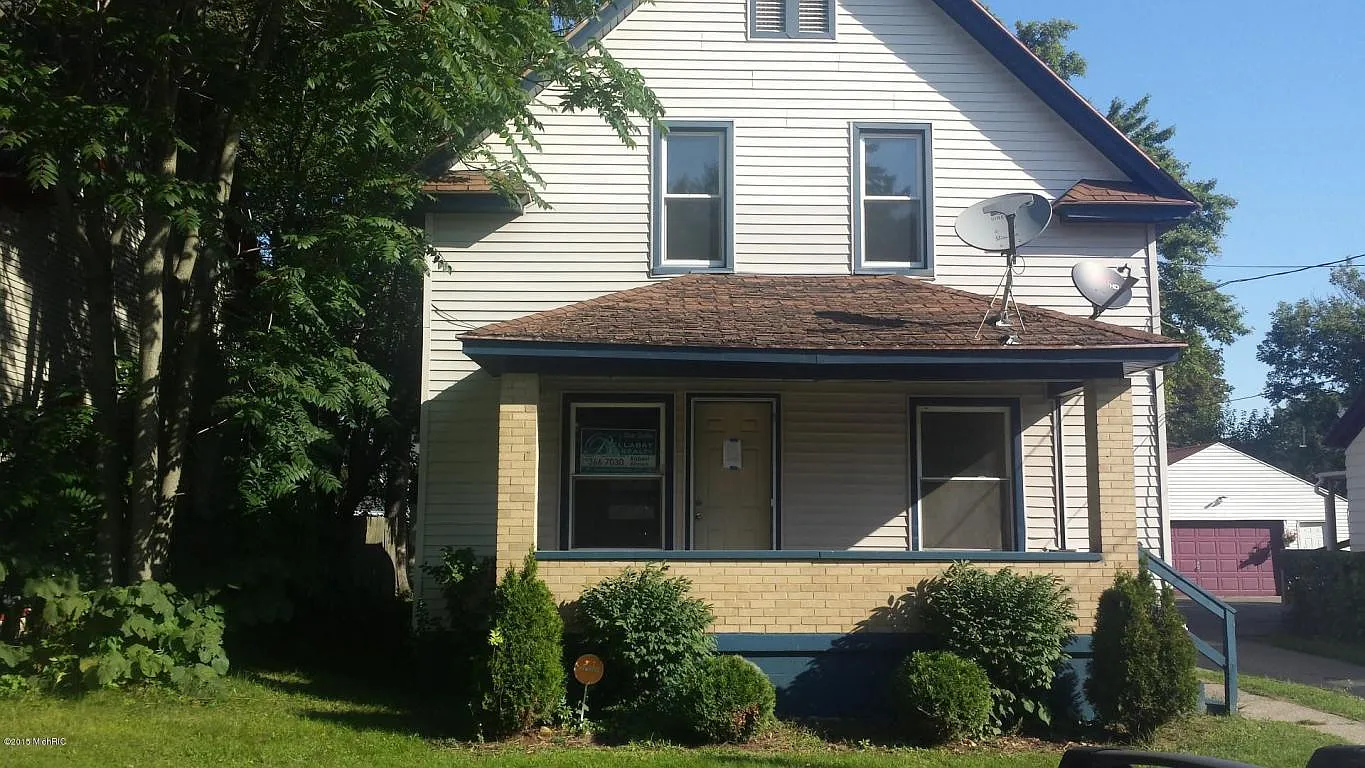 909 Oakdale St SE photo 1