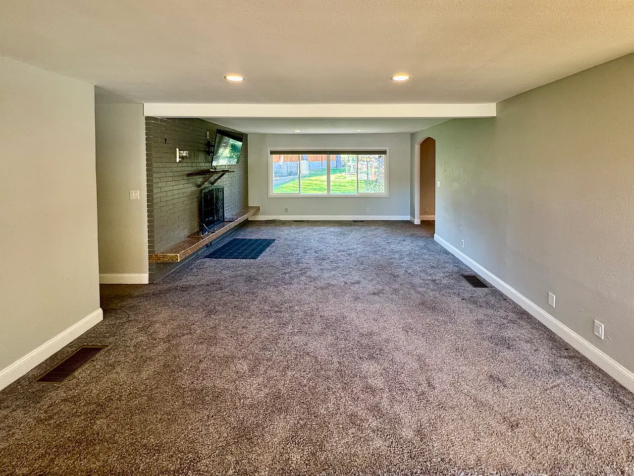 3 bed, 2030 sqft, $2,400 — Photo 2