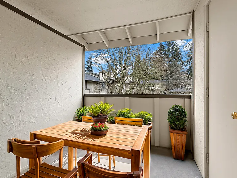 Relax on this peaceful balcony, perfect for enjoying nature and fresh air. Relax on this peaceful balcony, perfect for enjoying nature and fresh air.