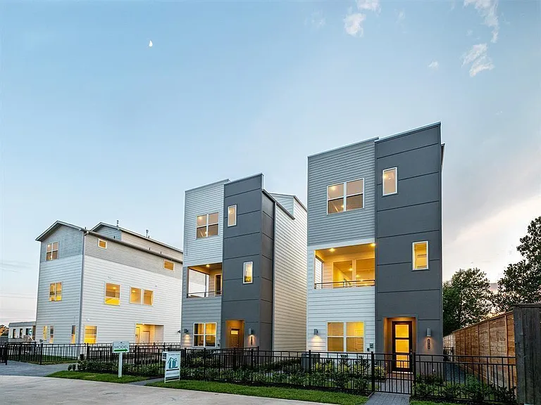 310 Jensen Dr — Photo 1