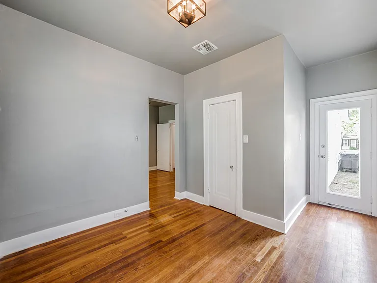 114 W Norwood Ct — Photo 8