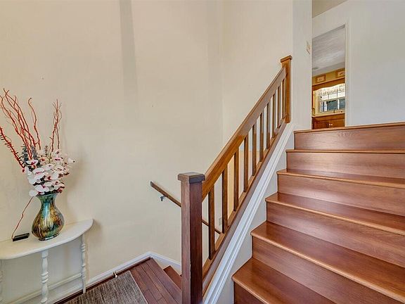 2nd image of 530 Bonnie Ln