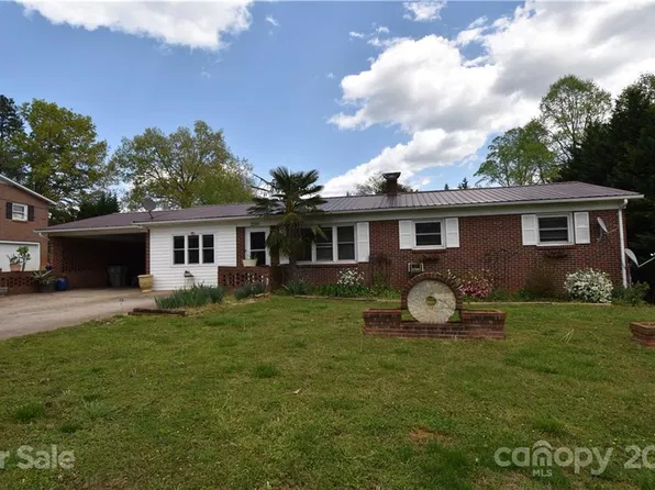 2310 Honeysuckle Pl, Lenoir, NC 28645