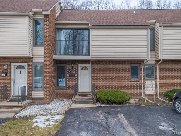 2178 Village West Dr S, Lapeer, MI 48446