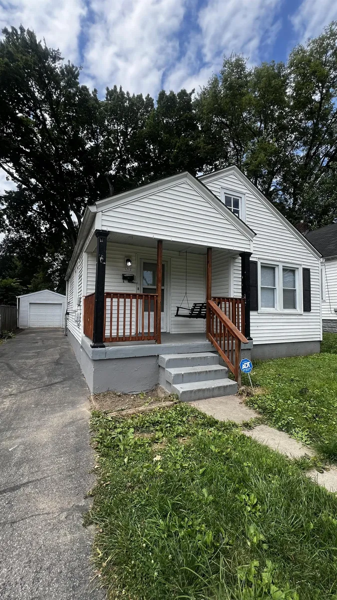 front house - 1212 Homeview Dr