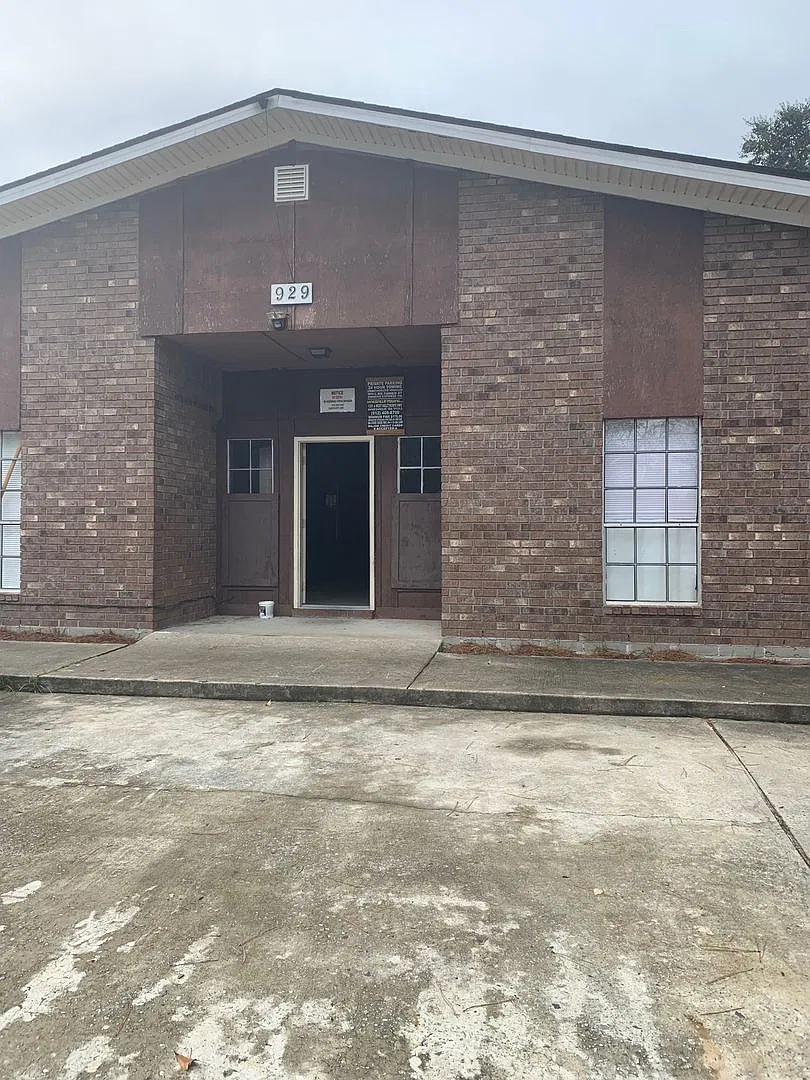 929 Live Oak Dr — Photo 1