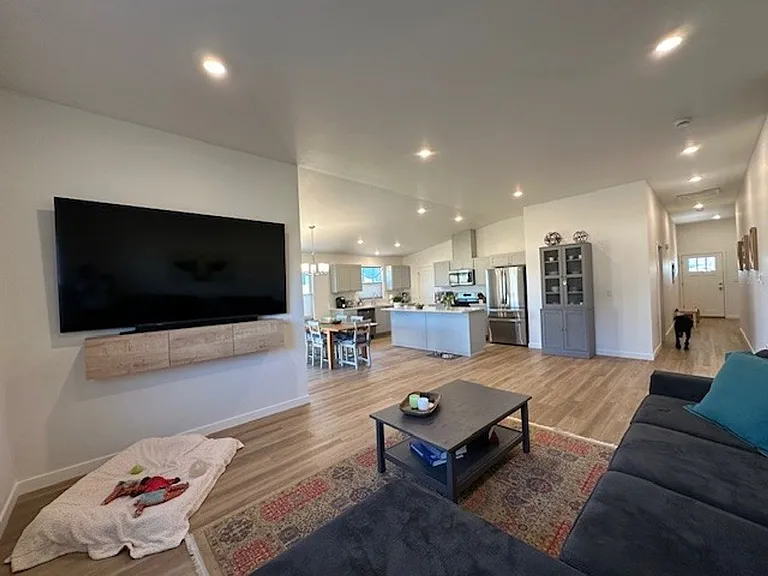 710 NE Rickenbacker Rd — Photo 6