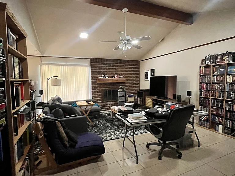 1802 Laura Ln — Photo 3