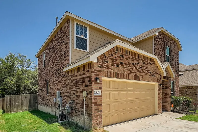 3 bed, 2.5 bath, 2065 sqft, $2,050 — Photo 2