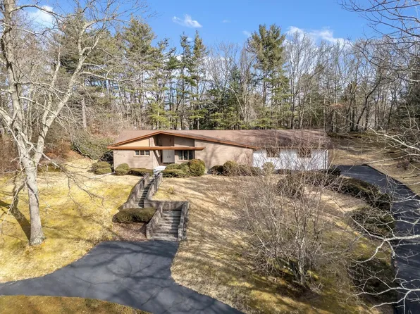 26 Magnolia Cir, Longmeadow, MA 01106