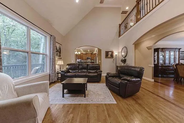 3 bed, 3045 sqft, $3,500 — Photo 2