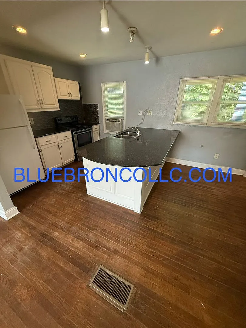 Charming house with nice updates and Granite countertops — Photo 3