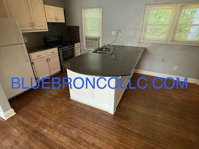 124 S Forest Ave — Photo 3