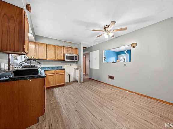 4th image of 1451 Farmview Ave