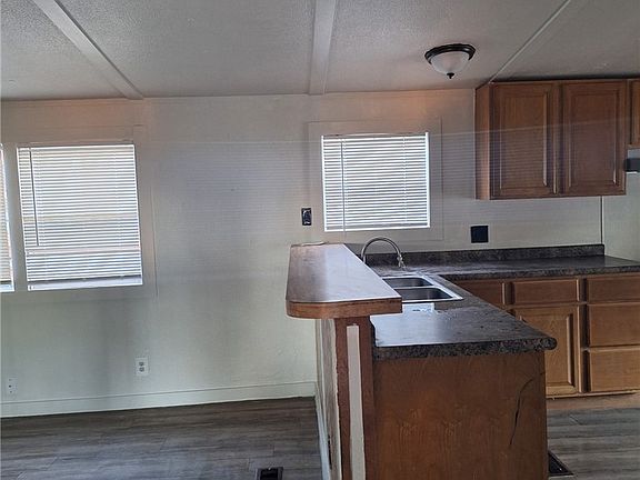 3rd image of 4655 Sharpsburg Rd