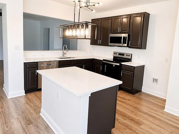5th image of 304 Santolina Ln