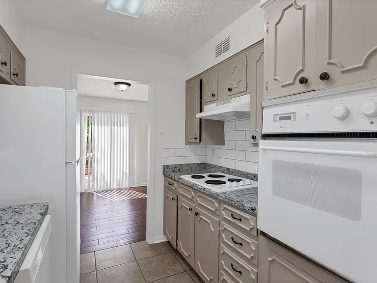 1312 N Travis St — Photo 14