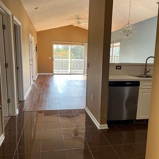 2 bed, 1080 sqft, $875 — Photo 2