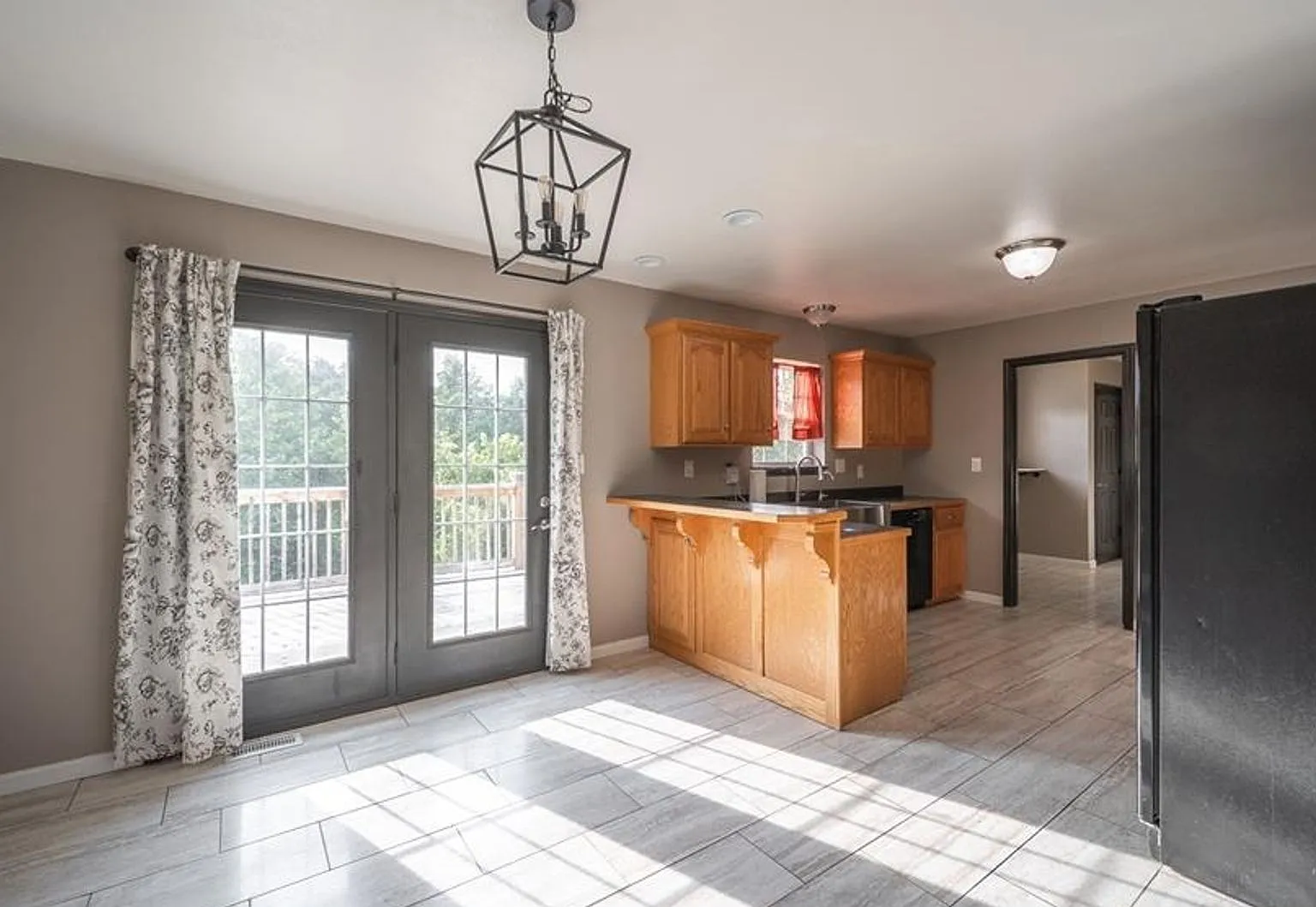 6 bedroom 3 bath with theater and so much more! — Photo 2