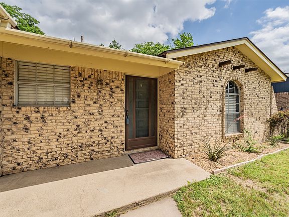 3rd image of 733 Bluebonnet Dr