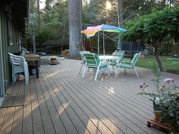 Relaxing back deck