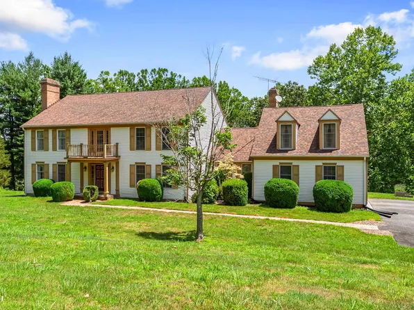 2232 Woodland Hills Dr, Blacksburg, VA 24060