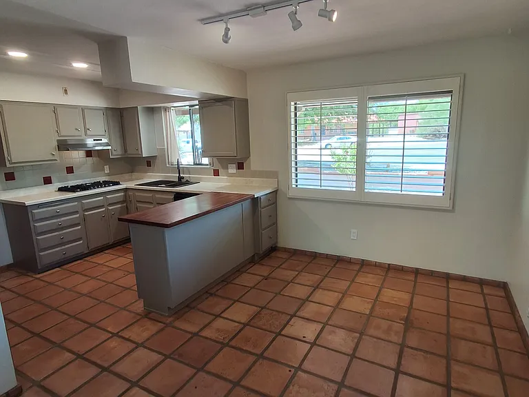 125 E Los Arcos — Photo 3