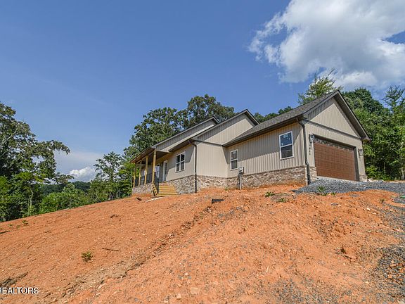 2nd image of 842 Pinebrooke Dr