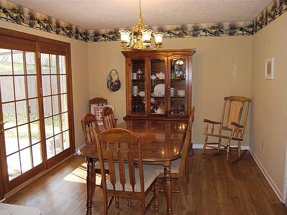 4th image of 2742 Pinegrove Dr