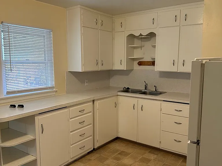 1718 Avenue D — Photo 2