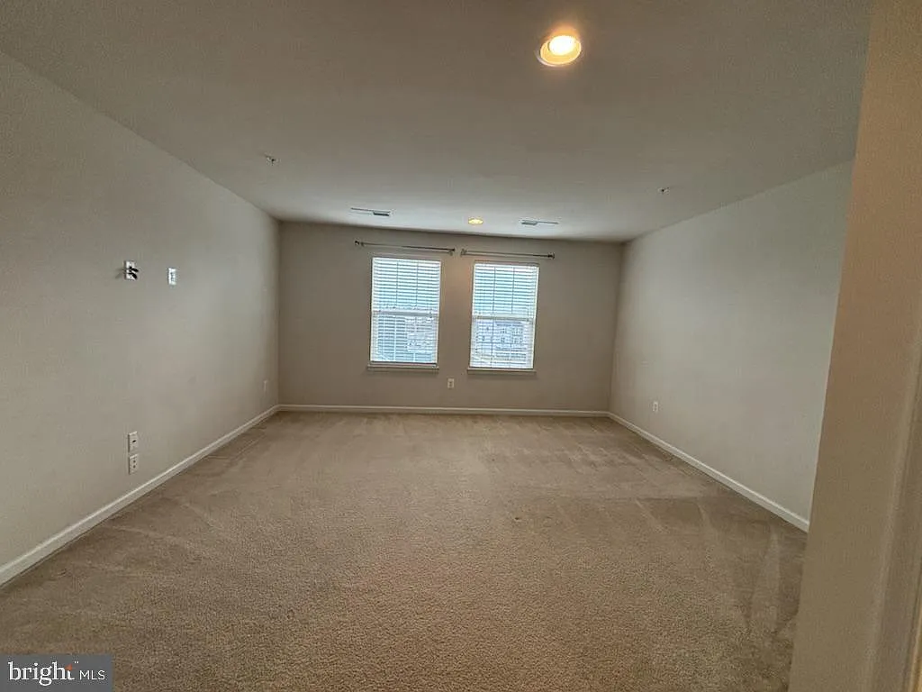 3 bed, 3.5 bath, 2368 sqft, $2,900 — Photo 3