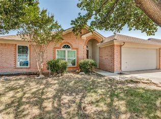 540 Cambridge Dr, Saginaw, TX 76179
