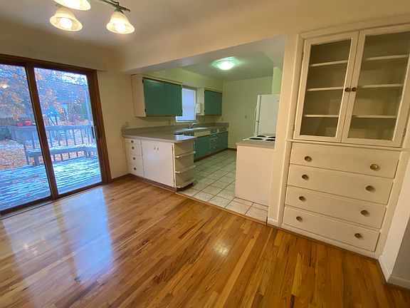 4th image of 210 Kensington Ave