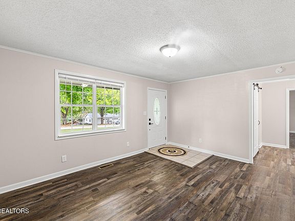 4th image of 304 Overhill Dr
