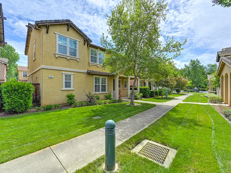 24 Crystalwood Cir — Photo 4