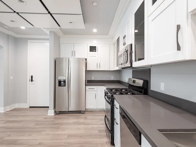 1350 Roxbury Dr — Photo 7
