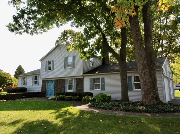 165 Mulberry Dr, Farmington, NY 14425