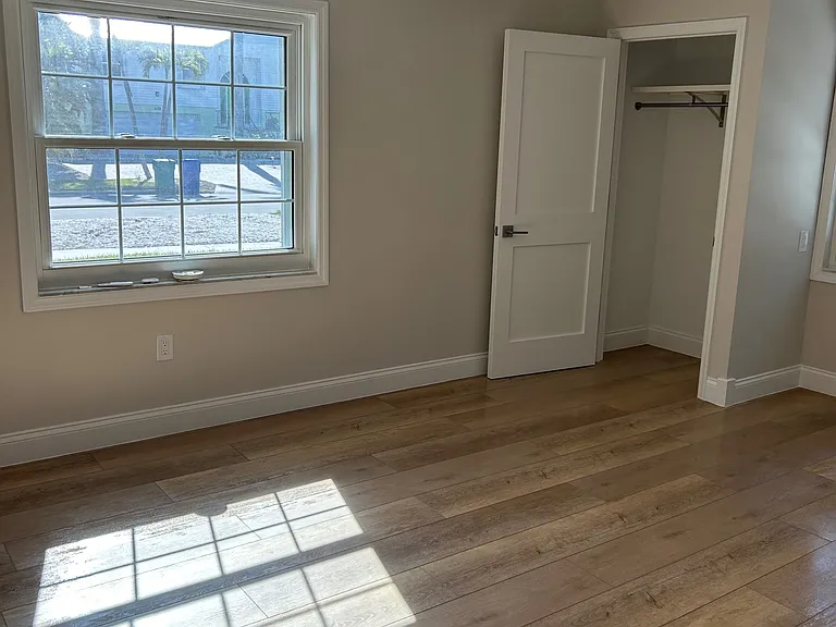 691 Russell St — Photo 18