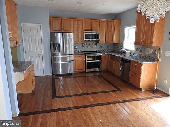 5th image of 27 Everglades Ln