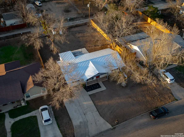 108 E Knippa, Uvalde, TX 78801