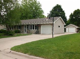 760 3rd St SW, Wells, MN 56097
