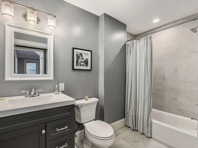 417 E 7th St #1 — Photo 20