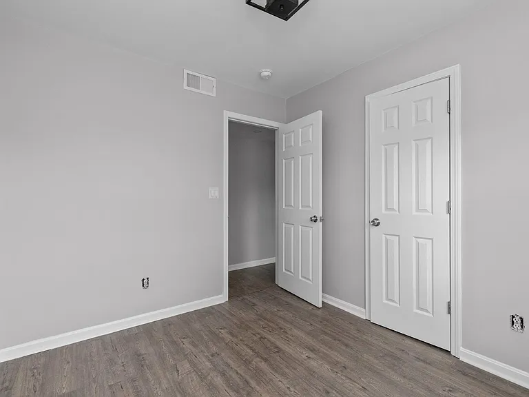 1520 Thames Dr — Photo 15