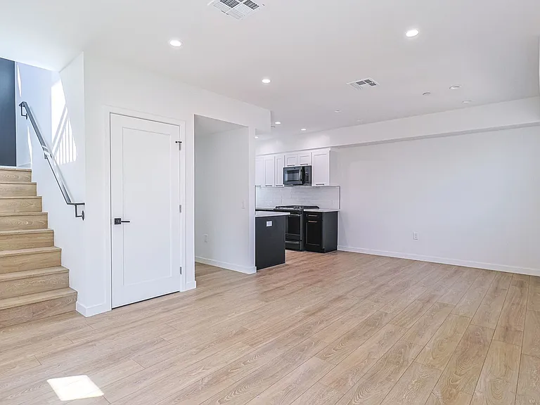 1227 N June St — Photo 17